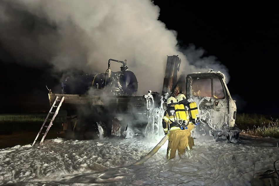 Zwar konnten die Retter das Feuer schließlich löschen, für den Brummi kam jedoch jede Hilfe zu spät. Er brannte vollständig aus.