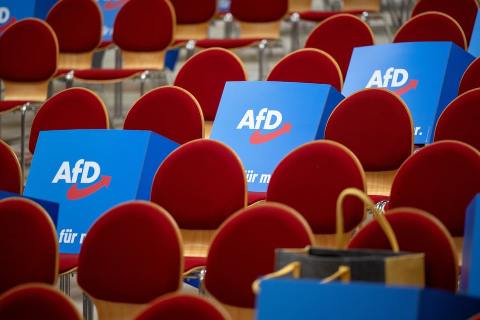 Die Grünen wollen bestimmte rechtsextreme Organisationen wie die "Identitäre Bewegung", den Verein "Ein Prozent" und rechtsextreme Burschenschaften zerschlagen. Sie alle stünden im Umfeld der AfD.