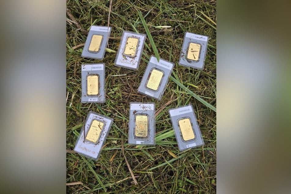 Diese acht Goldbarren fanden die Bauhofmitarbeiter zuerst.