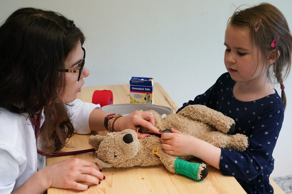 Eingriffe in echten OP-Räumen: Warum in diesem Krankenhaus Teddys verarztet werden