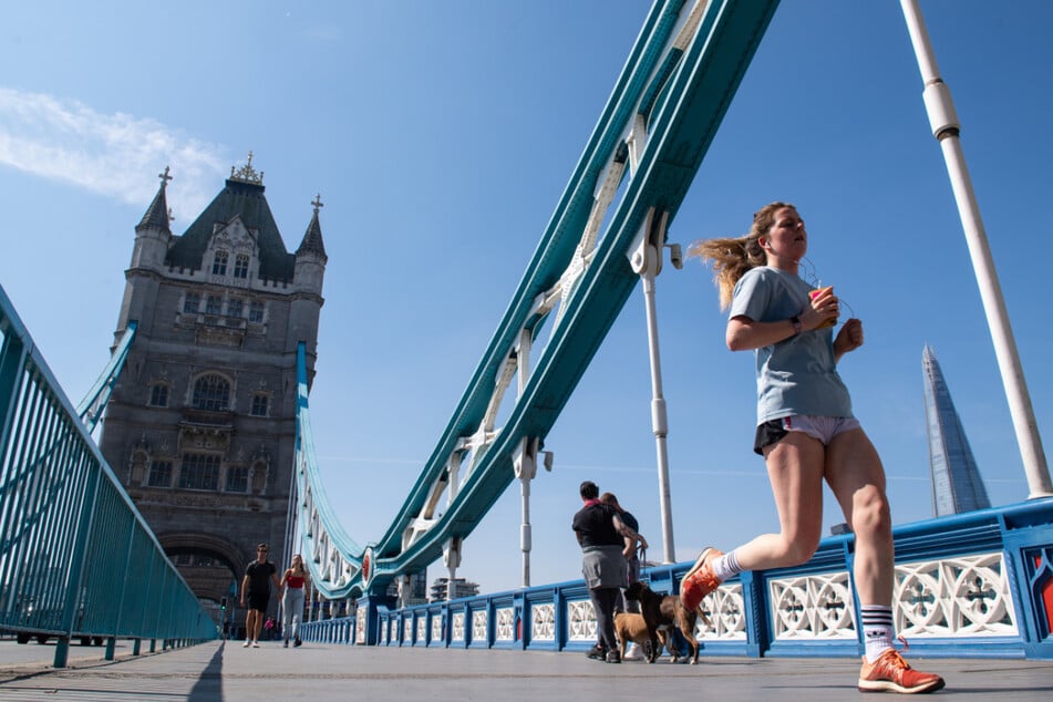 Eine Joggerin überquert die Tower Bridge in London auf der Strecke des London-Marathons, welcher aufgrund der Corona-Pandemie verschoben wurde.