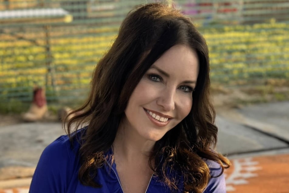 Reporterka Erin Myers nie wyglądała źle, gdy nagle za nią pojawił się niedźwiedź.