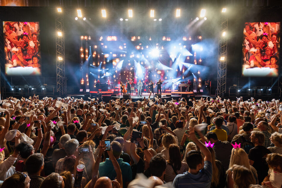 Schlagersänger Roland Kaiser steht beim Auftaktkonzert der "Kaiser Mania 2019" bei den Filmnächten am Elbufer auf der Bühne und singt. Kommunen fordern ein rasches Konzept für Großveranstaltungen.