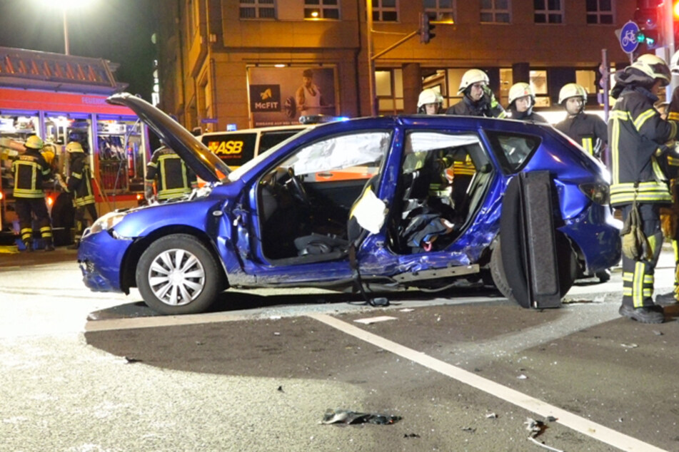 Die Fahrerin (44) dieses Kleinwagens wurde eingeklemmt und schwer verletzt.
