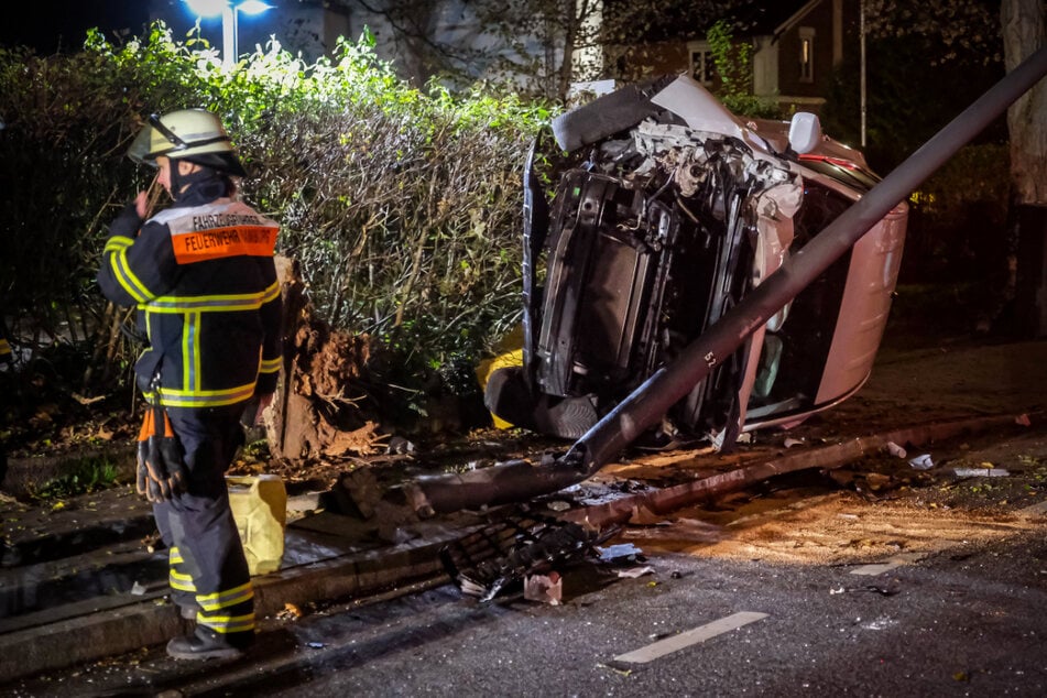 In Hamburg ist ein 32-jähriger Mann am späten Freitagnachmittag mit seinem Wagen verunglückt. Er blieb unverletzt, aber das Auto wurde komplett zerstört.