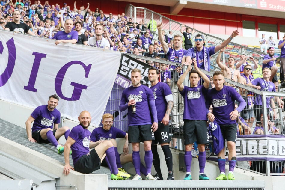 Mit Clemens Fandrich (35, 2.v.r.) wurde mehrfach der Klassenerhalt gefeiert.