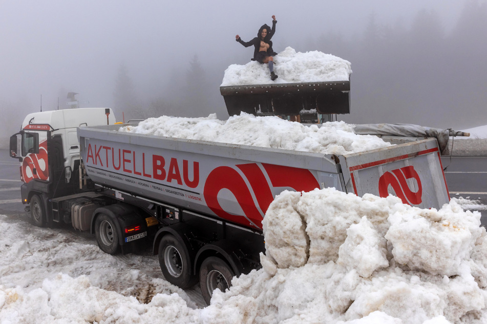 Der Fichtelberg-Schnee wurde auf Transporter geladen. Der Nackedei musste vorher selbstverständlich absteigen.