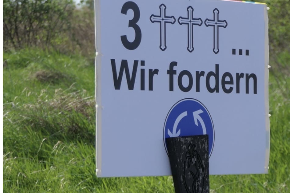 Mahnwache an "Todeskreuzung" in Sachsen: "Nur eine Frage der Zeit, bis das vierte Kreuz steht ..."