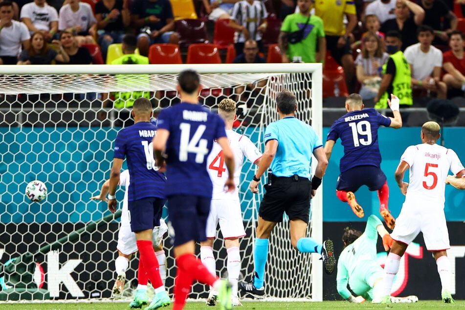 Karim Benzema (3.v.r.) überlupft Yann Sommer (2.v.r.) und trifft zum 1:1 für Frankreich.