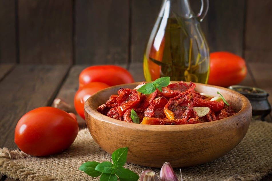 Pesto Rosso wird klassischerweise aus getrockneten Tomaten zubereitet.