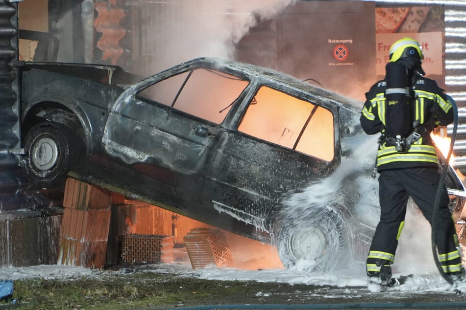 Das Auto war in ein Fenster auf der Rückseite des Kauflands gekracht und hatte anschließend Feuer gefangen.