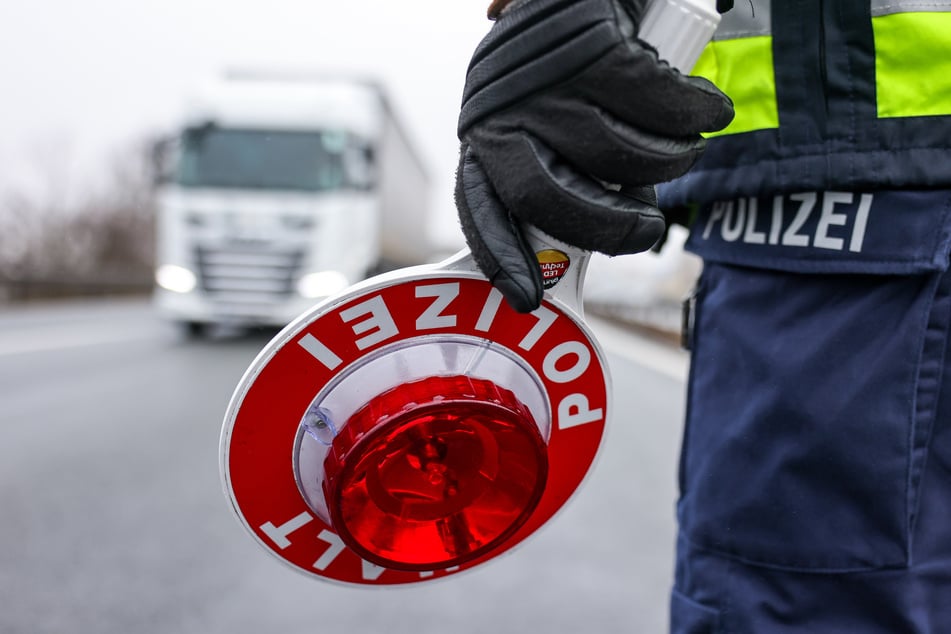 Die Polizei hat vier Personen festgenommen, die sich als falsche Beamte ausgegeben haben sollen. (Symbolbild)