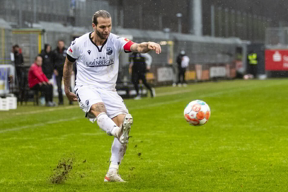Nach rund 400 Spielen als Profi steht Dennis Diekmeier (35) aktuell als Co-Trainer beim SV Sandhausen an der Seitenlinie.