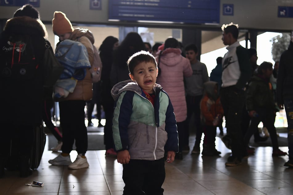 Viele Flüchtlinge aus der Ukraine landen im Nachbarland ungarn.