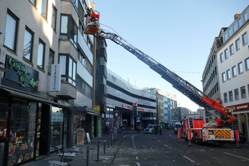 Die Feuerwehr kontrollierte am Montagnachmittag die Fassade des betroffenen Hauses.