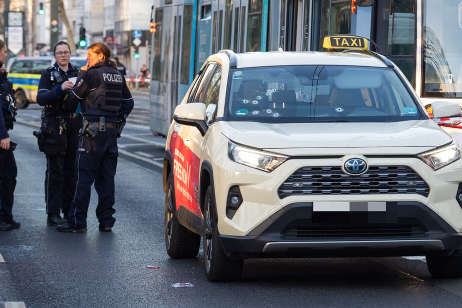 Fahrgast in Taxi angeschossen und schwer verletzt: Polizei fahndet mit Hubschrauber
