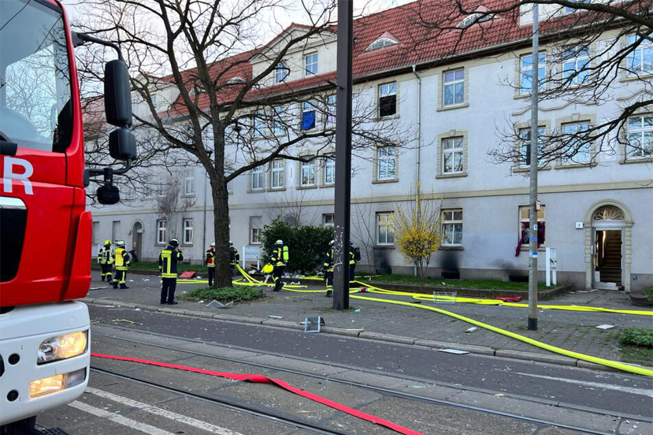 Vermutlich hatte die Detonation im Keller des Gebäudes stattgefunden, wie der Ruß an den Fenstern zeigt.