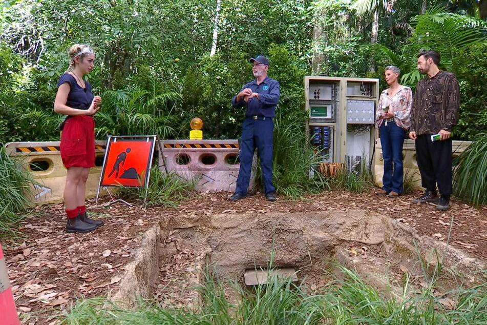 Ariel (22, l.) stellt sich der Prüfung "Wo Kabel?-Test" und scheitert.