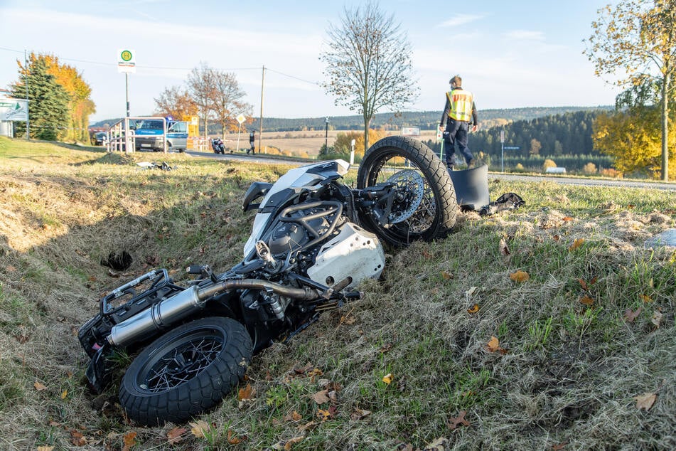 Der Biker wurde bei dem Crash verletzt und kam ins Krankenhaus.