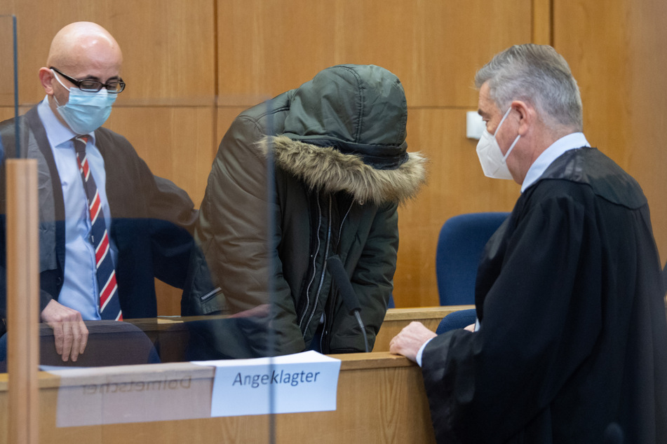 Alaa M. (36) wird erstmals dem Richter vorgeführt. Ihm wird zur Last gelegt, zwischen 2011 und 2012 in Syrien Menschen gefoltert zu haben. Auch wegen Mordes muss sich der 36-Jährige verantworten.