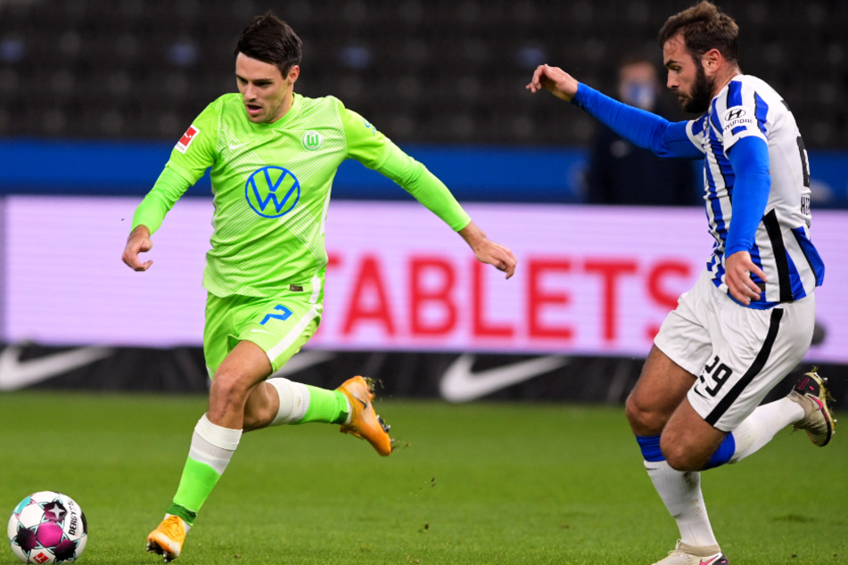 VfL-Flügelspieler Josip Brekalo (l.) wird von Herthas Sechser Lucas Tousart angegriffen.