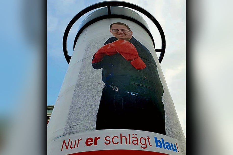 Die Idee zum Plakat stammt von Sören Pellmann (48, Linke) selbst, die Handschuhe sind ein Geschenk der beiden Landesvorsitzenden.