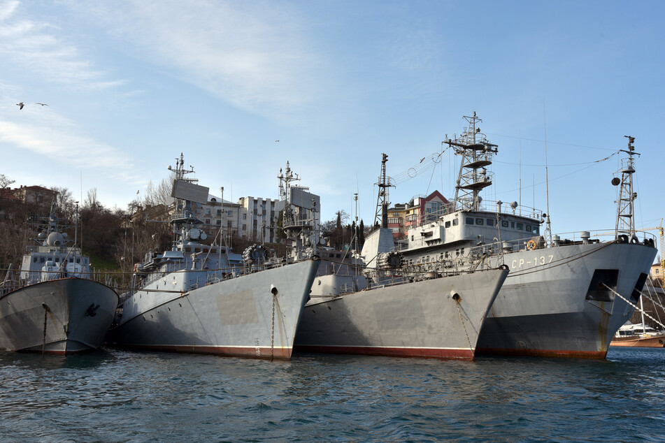 Russische Kriegsschiffe liegen in Sewastopol, dem Hafen der Schwarzmeerflotte, auf der Krim. (Symbolbild)