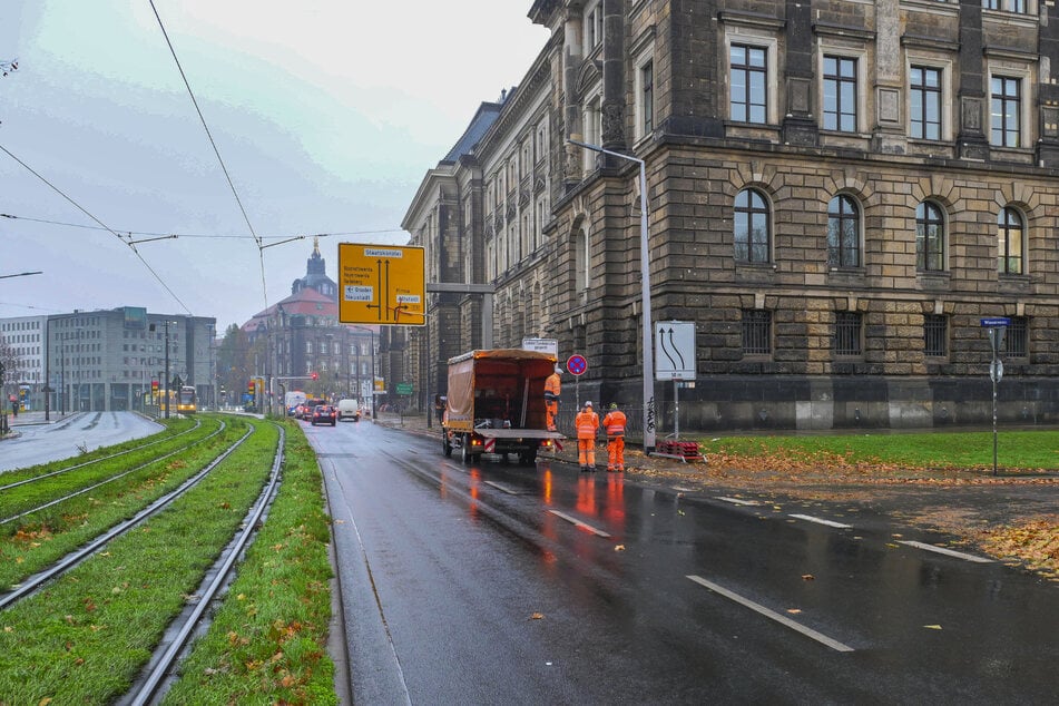 Vorbereitungsarbeiten laufen bereits: Hier sollen Radler ab 27. November an der Köpckestraße vom Gehweg auf die rechte Straßen-Fahrspur geleitet werden, was die CDU kritisch sieht.