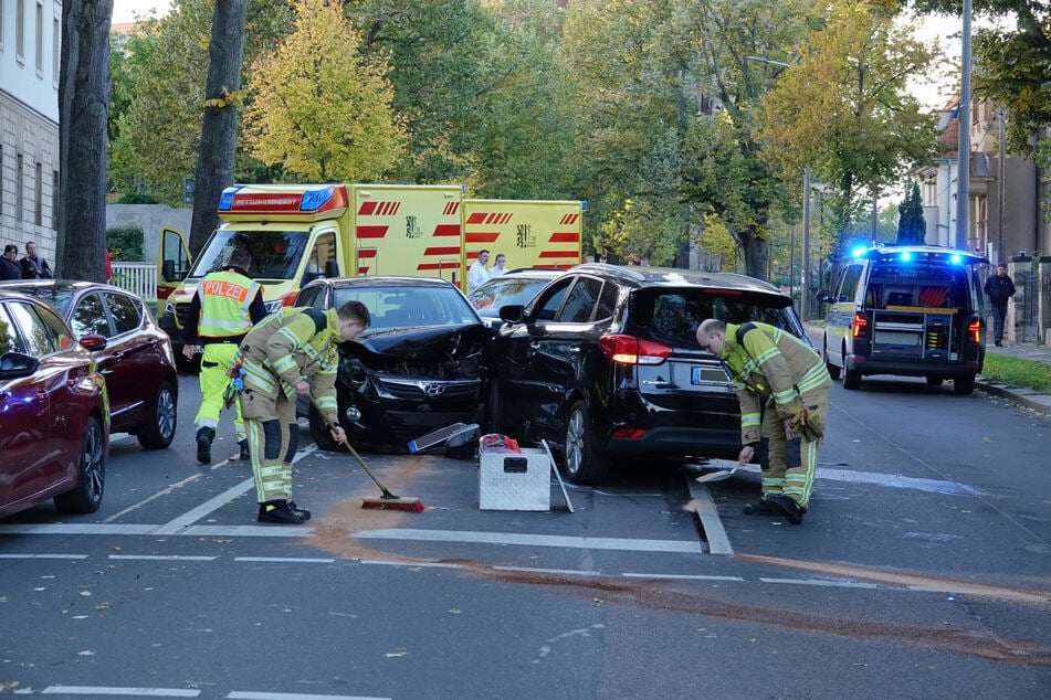 Die Kreuzung ist infolge des Unfalls blockiert.