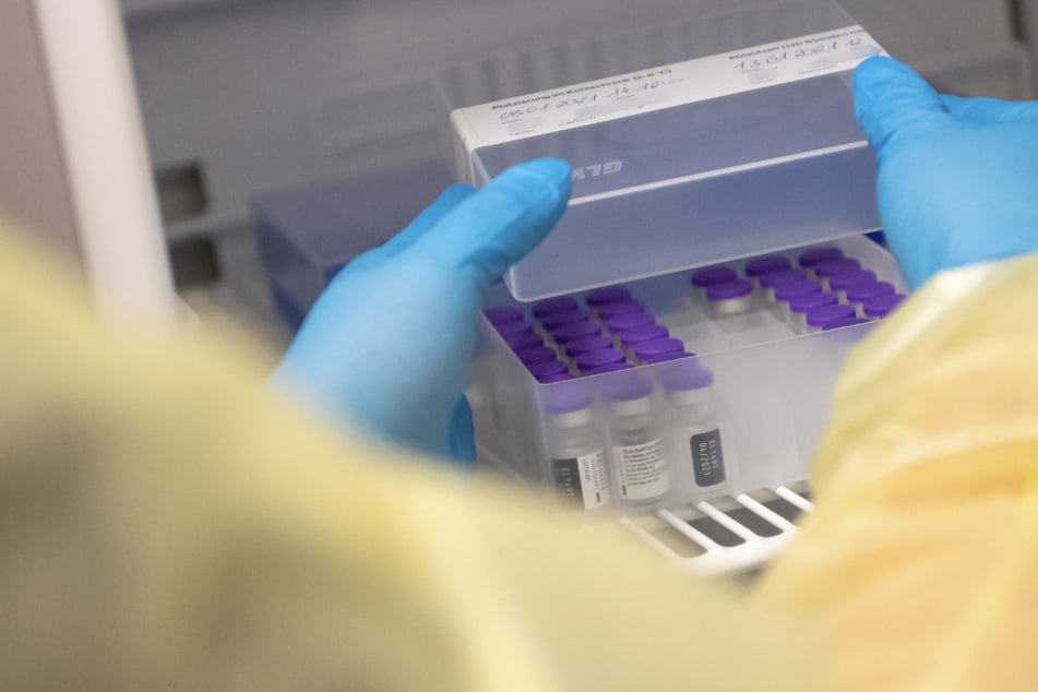 Ampullen des Impfstoffs von Biontech/Pfizer gegen das Coronavirus stehen in einem Impfzentrum in einem speziellen Kühlschrank.
