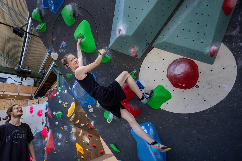 Nina Lötzsch (23, r.) und Simeon Gehlert (22) haben viel Spaß beim Bouldern.