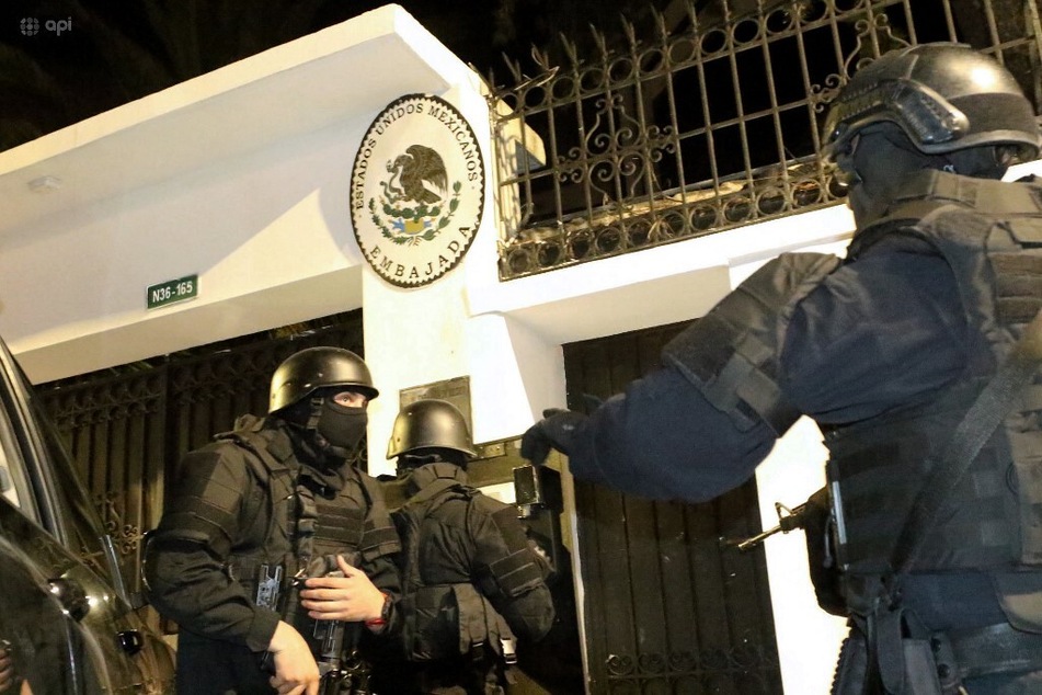 Ecuadorian police special forces attempting to break into the Mexican embassy in Quito to arrest Ecuador's former Vice President Jorge Glas, on April 5, 2024.