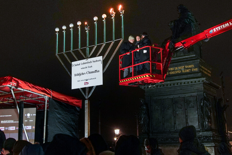 Rabbiner Sheneor Havlin (47) zündete am Montag mit OB Dirk Hilbert (51, FDP) und Ministerpräsident Michael Kretschmer (47, CDU) die Mega-Kerze an.