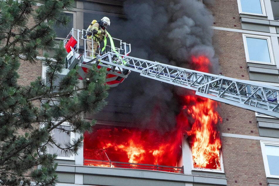 Die Feuerwehr musste auch eine Drehleiter einsetzen.