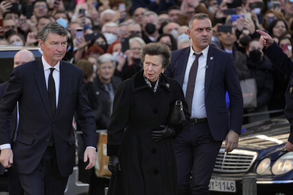 Von den britischen Royals ließ sich Princess Royal Anne (72) bei der Beerdigung blicken.