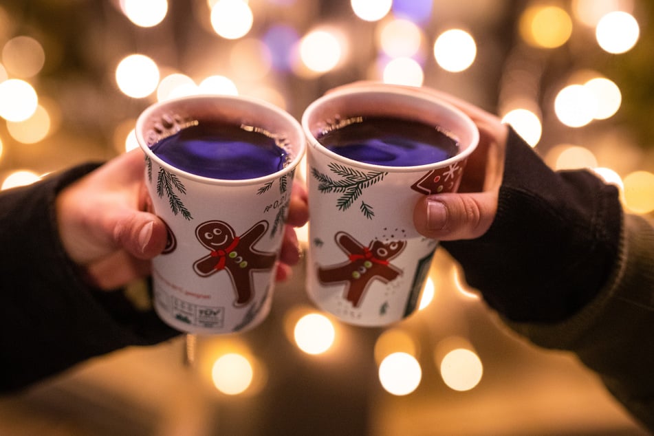 Passt zusammen: Weihnachtsmarkt und Glühwein. (Symbolfoto)