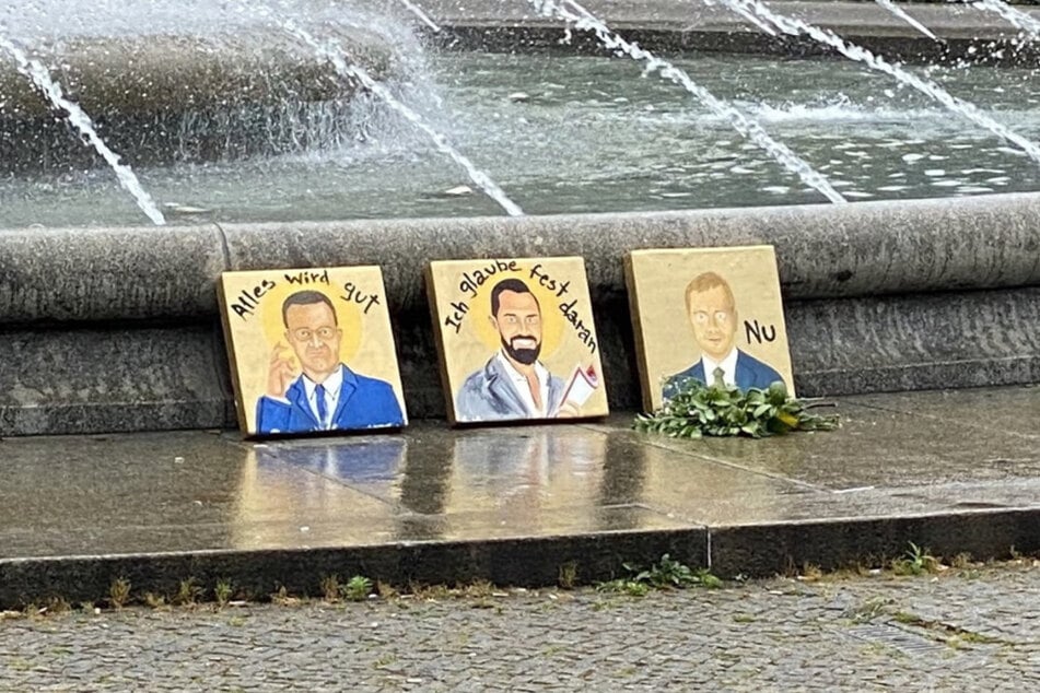 Da stehen die Porträts von Spahn, Funke und Kretschmer noch am Brunnen am Albertplatz.