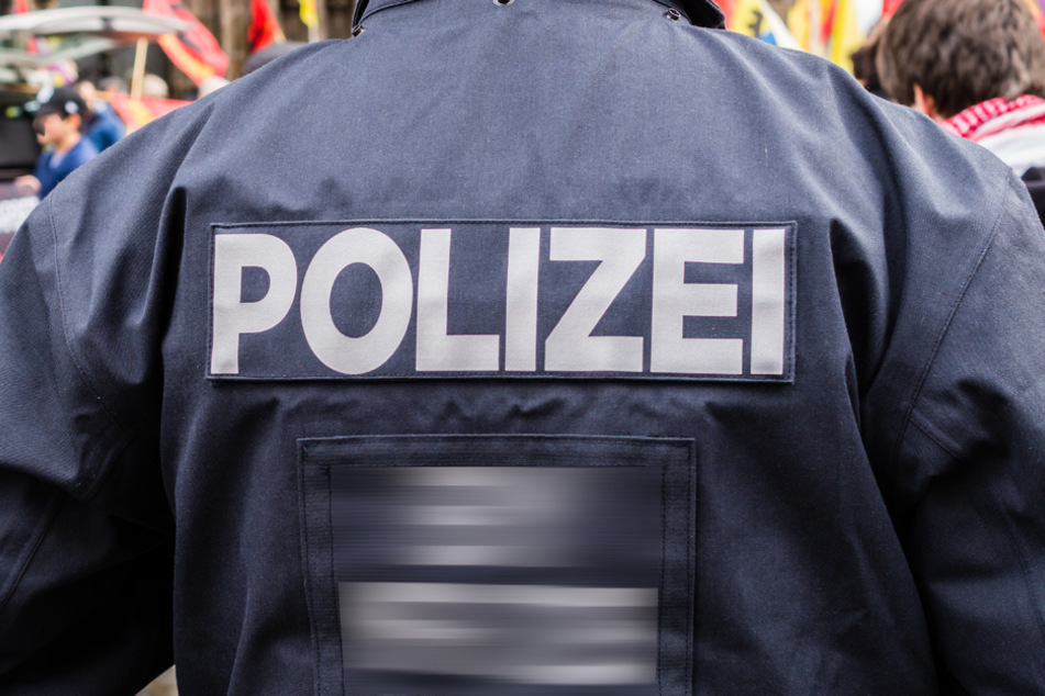 Bis die Polizei kam, wurde der Angreifer von zwei Zeugen in Schach gehalten. (Symbolbild)