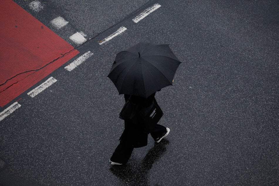 Am Wochenende geht in Hessens nichts ohne Regenschirm.
