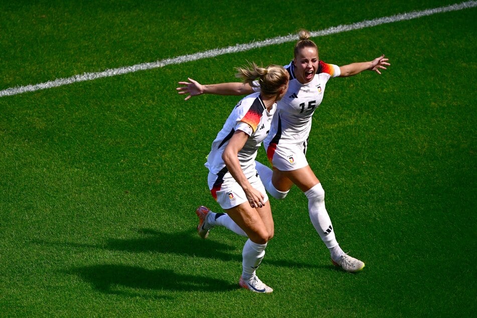 Giulia Gwinn (r.) schoss die deutsche Frauen-Nationalmannschaft mit ihrem Treffer zur Bronzemedaille.