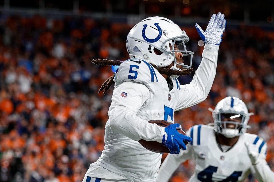 Colts defense carries Indianapolis to ugly win over the Broncos