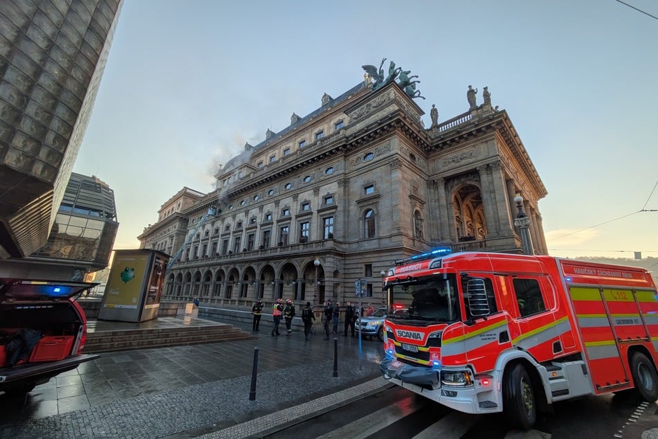 Die Feuerwehr rückte mit einem Großaufgebot an.