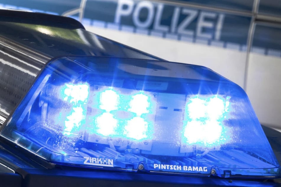 Der 35-Jährige wehrte sich vehement und musste schlussendlich von der Polizei gefesselt werden. (Symbolfoto)