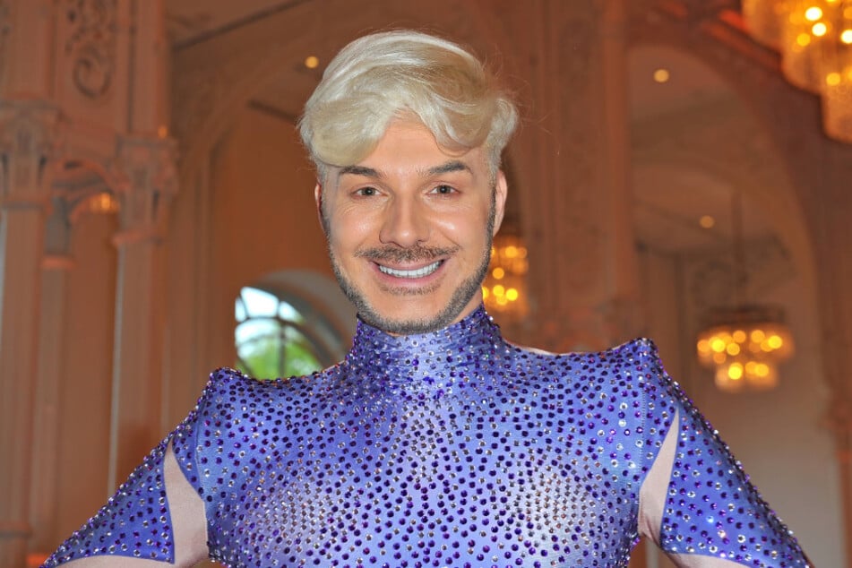 Sam Dylan (41) springt Carmen Geiss in der Debatte um ihre faulen Töchter zur Seite und haut auch auf die 22- und 21-Jährigen ein.