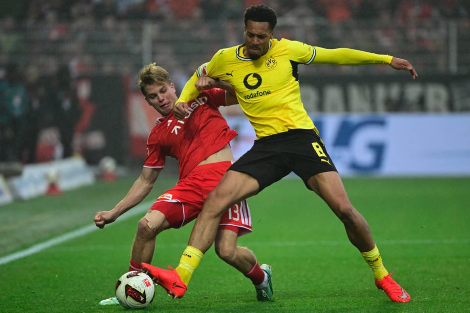 Andras Schäfer (27, l.) hat gegen Dortmund im defensiven Mittelfeld aufgeräumt.