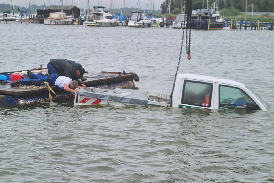 Der Transporter musste vorsichtig aus dem See geborgen werden.