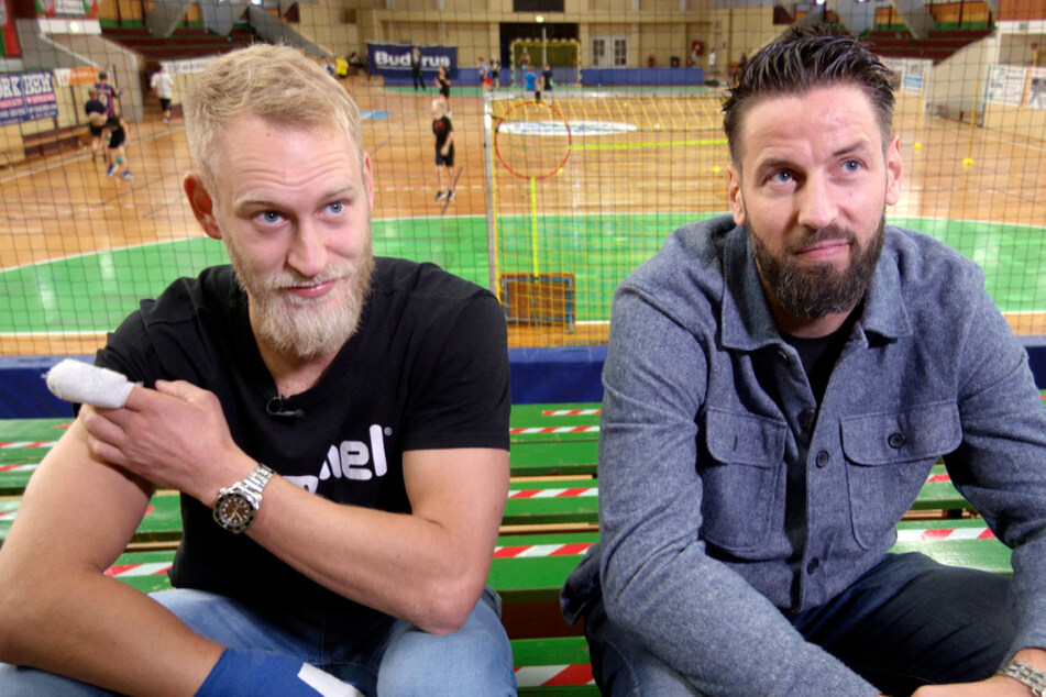 SCM-Handballer Matthias Musche (l., 30) und sein Trainer Bennet Wiegert (r., 40) sprechen über die Handball-Erfolge der Vergangenheit.