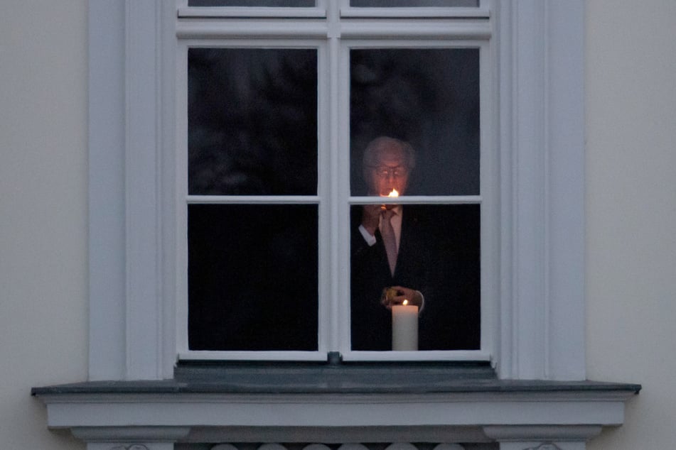 Bundespräsident Frank-Walter Steinmeier (65, SPD) hat die Aktion "#lichtfenster" ins Leben gerufen, um der Verstorbenen in der Corona-Pandemie zu gedenken.