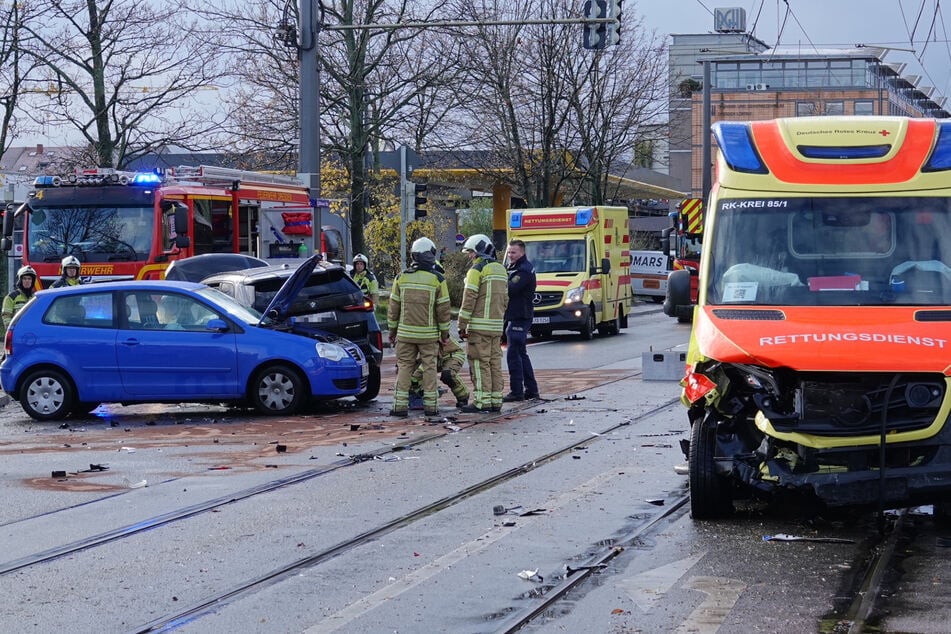 Auf der Löbtauer Straße knallte es heute gewaltig: Ein Rettungswagen kollidierte mit einem schwarzen BMW. Dieser wurde anschließend in einem VW Polo geschleudert.