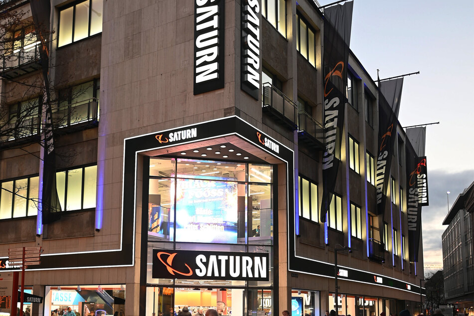 Der Schriftzug der Einzelhandelskette Saturn ist an der Fassade eines Marktes der Kette in Köln zu sehen.